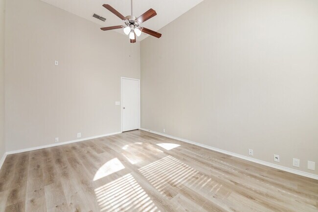 Building Photo - 742 River Oak Way