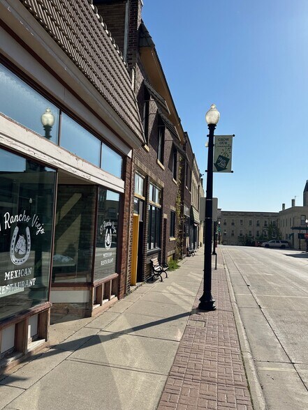 Sidewalk - 118 Pine St