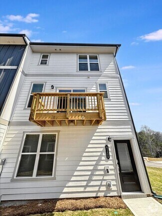 Building Photo - 4-Bedroom Home with Scenic Views and Conve...