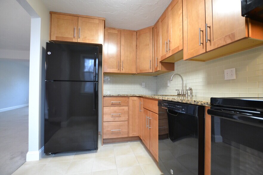 Building Photo - 2 General Greene Ave