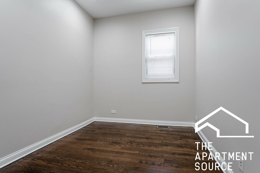 Building Photo - 1758 W Montrose Ave