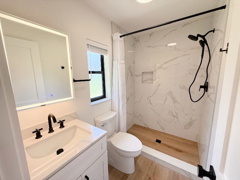 Building Photo - 3278 E Crown Dr