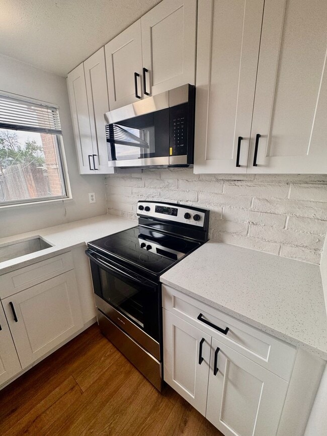 Building Photo - Beautifully Renovated Townhome in Coumbine...