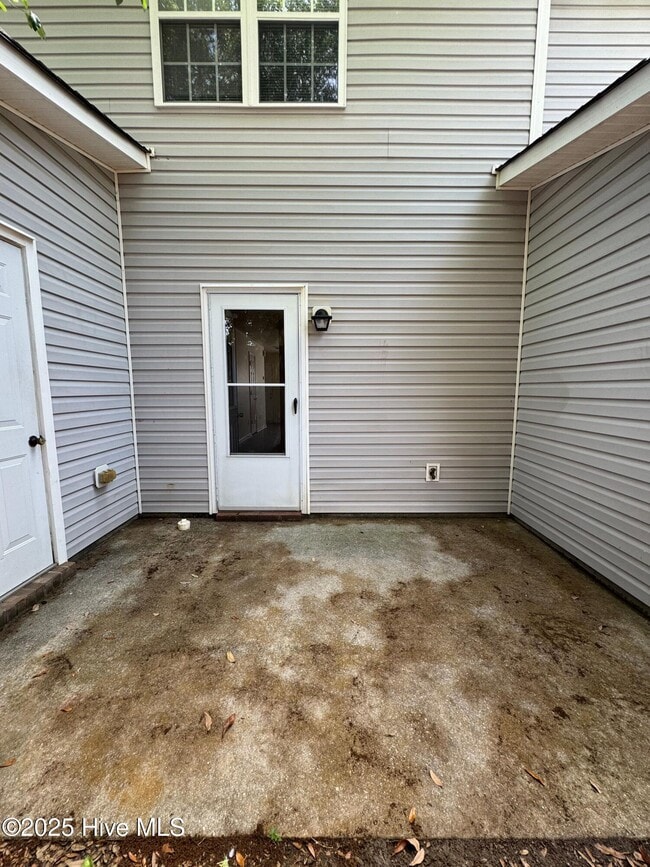 Building Photo - 604 Rainbow Dr