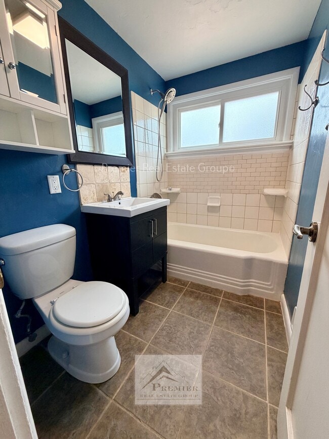 Building Photo - 2140 Robin Dr