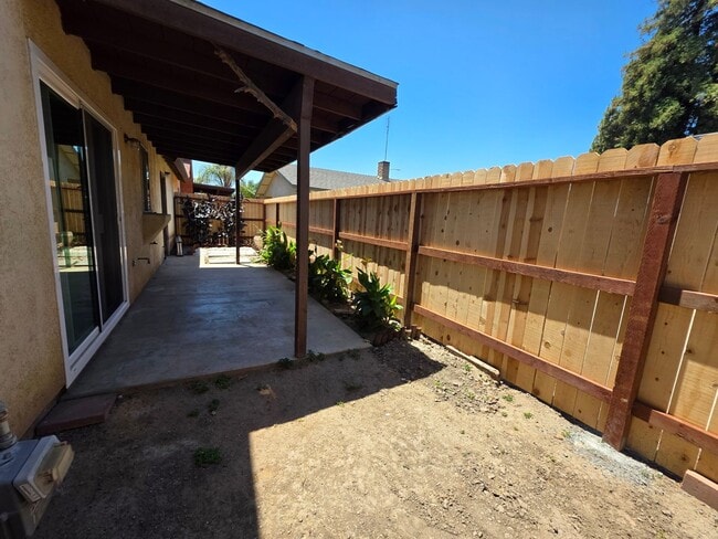 Building Photo - 1725-1725 E Vassar Dr
