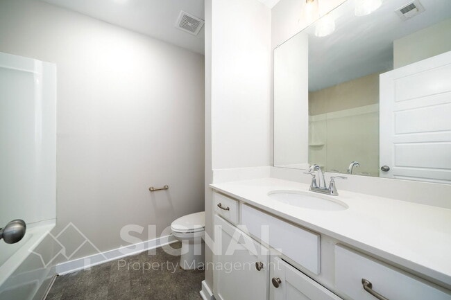 Building Photo - 215 Creek Run Way