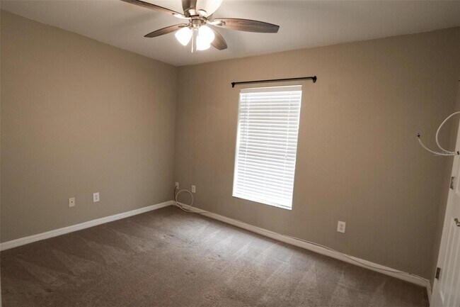 Building Photo - 9018 Pinebreeze Dr