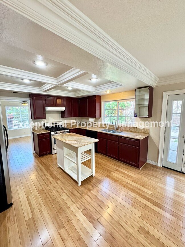 Building Photo - Move in ready 4 bed 3 bath home with 1 bed...