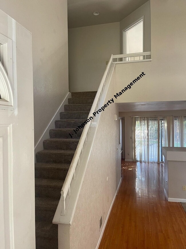 Building Photo - Spectacular 3 bed 2.5 bath Tracy Home
