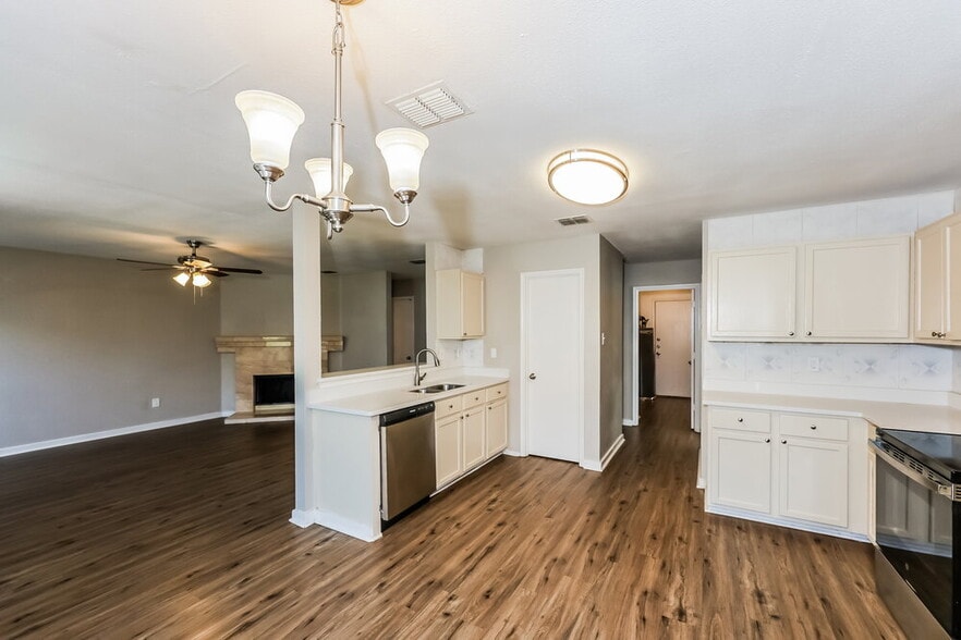 Building Photo - 8764 Stonebriar Ln