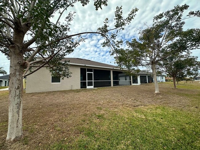 Building Photo - Huge Screened Lanai! Modern & Spacious 4 Bed 2 Bath