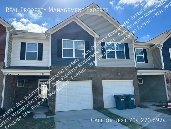 Building Photo - Beautiful 3BR/2.5BA Townhouse in Charlotte!