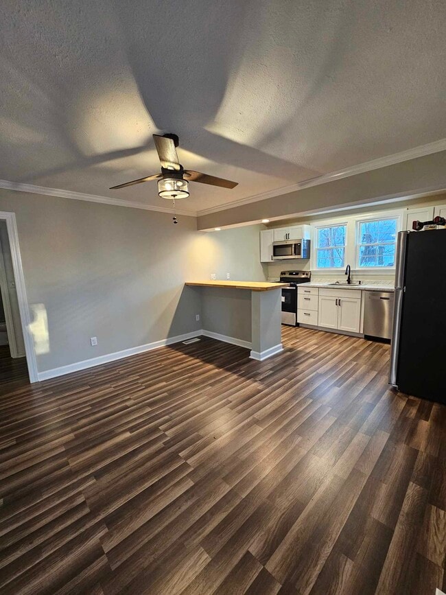 Building Photo - 203 S Fieldcrest Rd