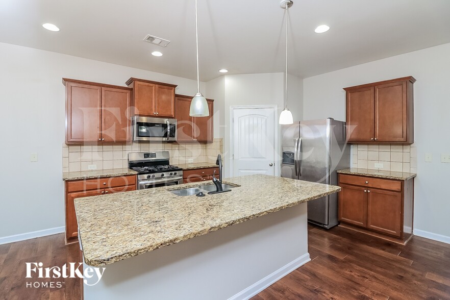 Building Photo - 404 Silverwood Dr