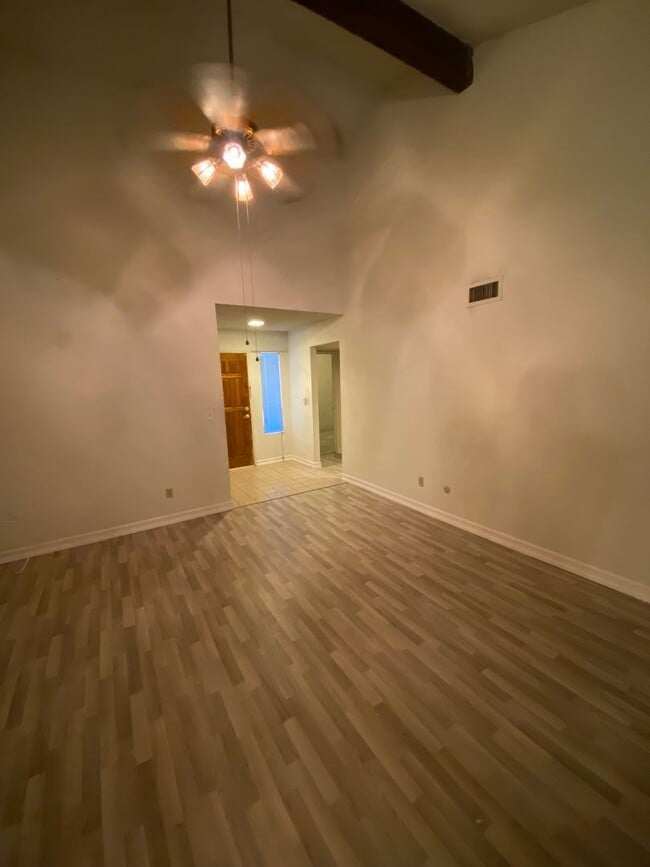 Building Photo - 2 Bedroom Condo in Gated Community!