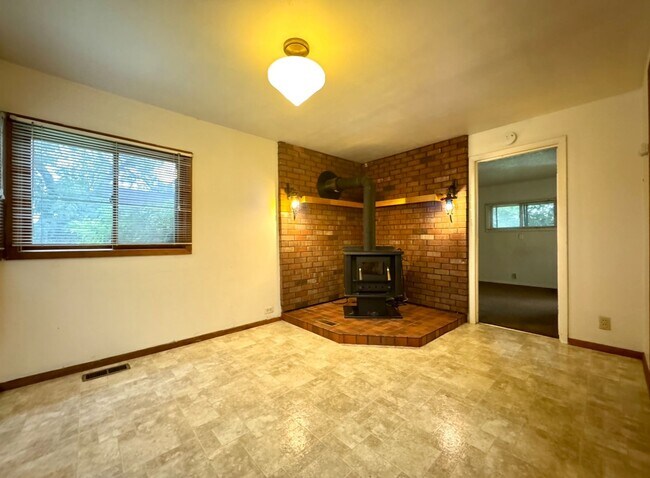 Building Photo - Vintage Living In Montavilla~ Front Porch~ Unfinished Basement~ Large Fully Fenced Yard