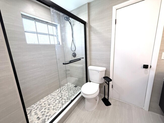 Building Photo - 210 W 23rd St