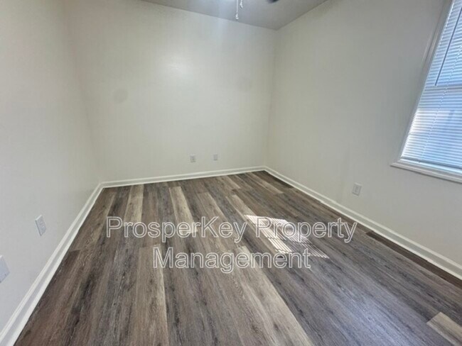 Building Photo - 802 27th Ave