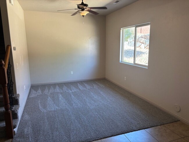 Building Photo - Beautiful 3 bedroom, 2.5 bath  townhome in...