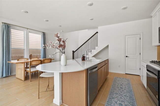 Building Photo - 304 Regatta Trl