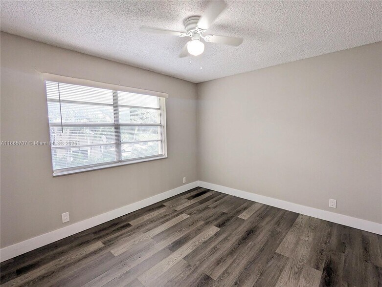Building Photo - 10224 Twin Lakes Dr