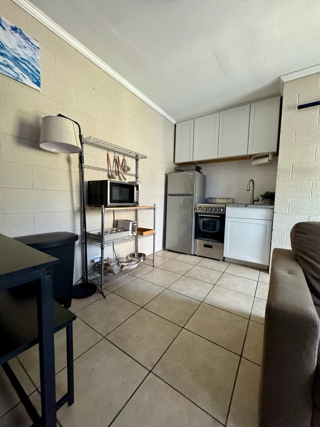 Building Photo - 402 S Holly St