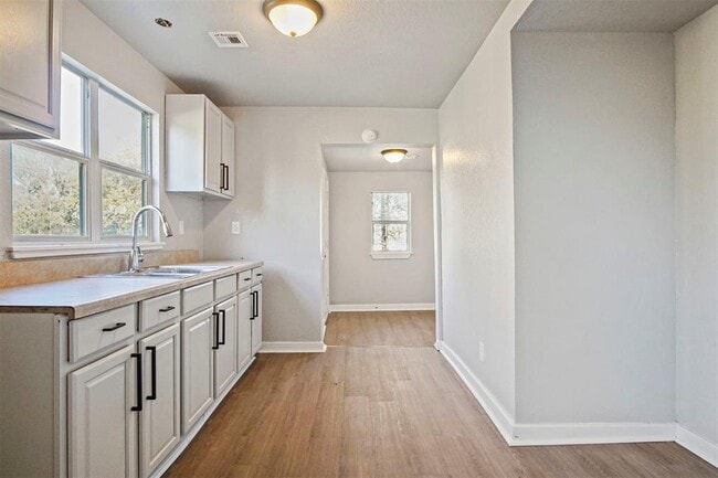 Building Photo - 907 N McKinley Ave