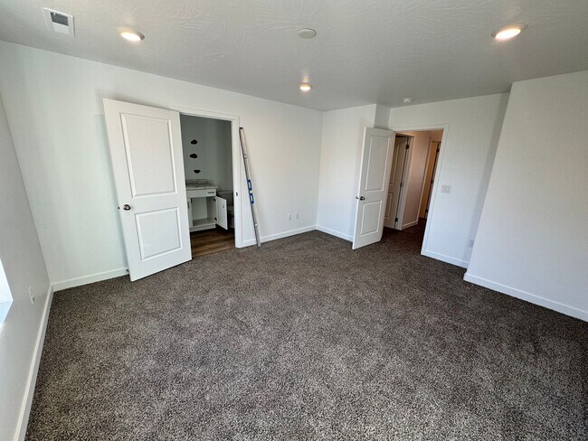 Building Photo - Brand New Long Valley Town home!!