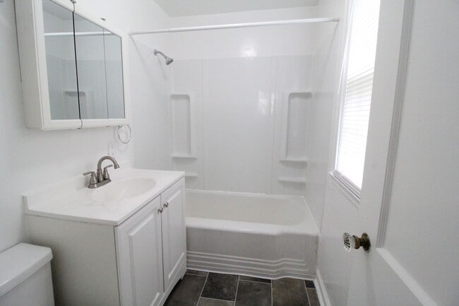 Building Photo - One Bedroom Duplex in North Kansas City