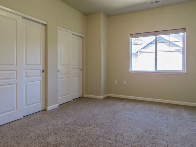 Building Photo - **No Rent Until February!! 2 Bedroom Townhome Available Now  !! Inquire today for tour !