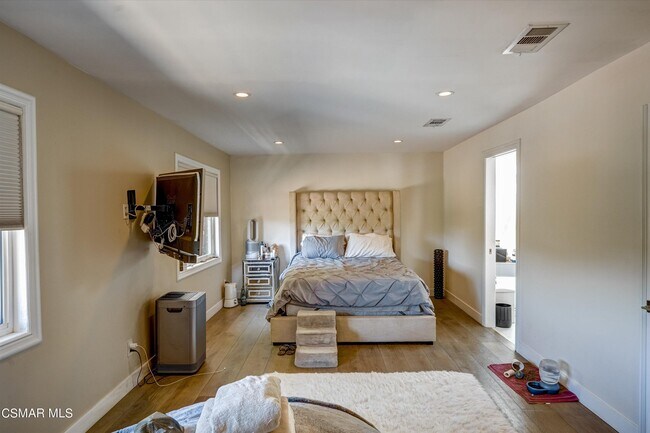 Building Photo - 4833 Dunman Ave