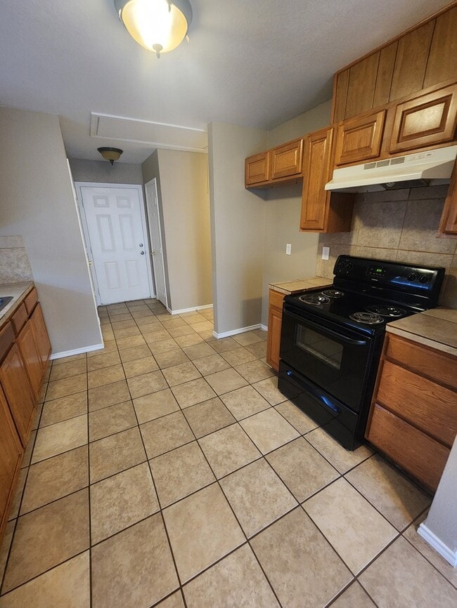 Building Photo - 3 bed 2 bath 1 car garage