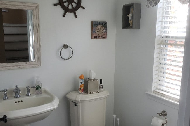 Poweder Room - 39 Russell Ct