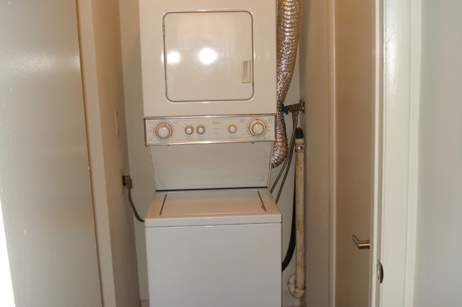 Washer / Dryer - 7033 Ridge Ave