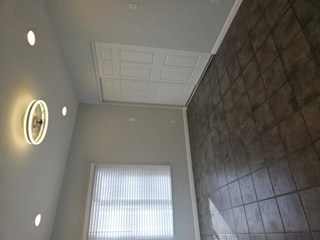 Building Photo - 555 N May