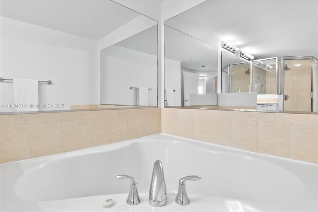 Building Photo - 16699 Collins Ave