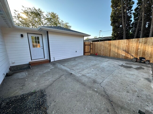 Building Photo - Very Nice Completely Remodeled 2 Bedroom 1...