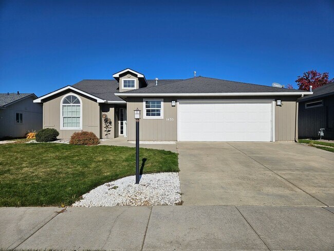 Building Photo - $1,995 - 2 Bed / 2 Bath Beautiful House in North Spokane with Oversized Garage