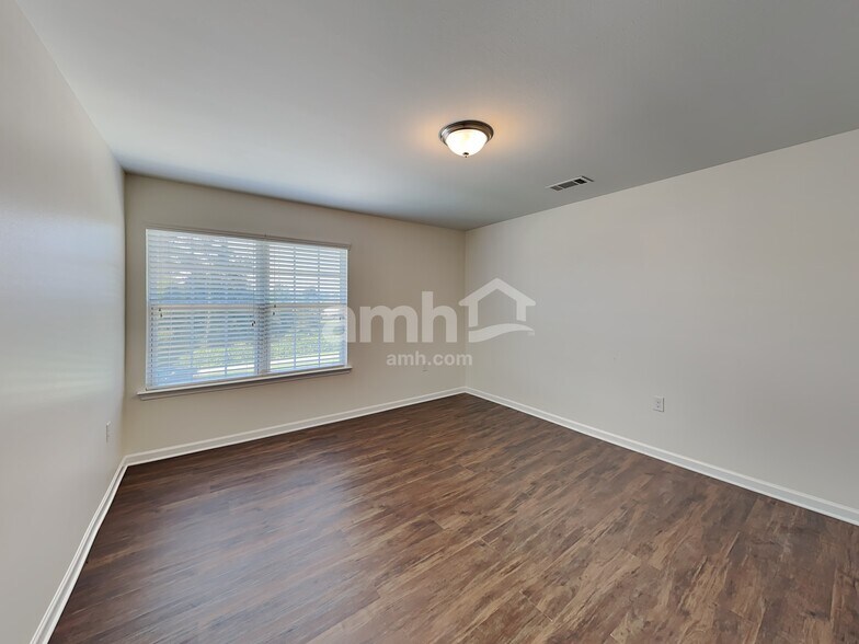 Building Photo - 1748 Eastway Dr