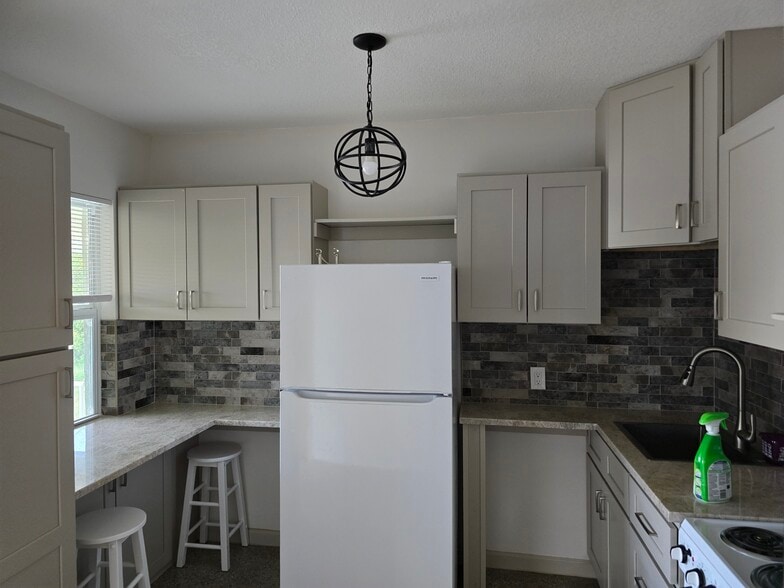 Kitchenette - 2455 NE Dixie Hwy