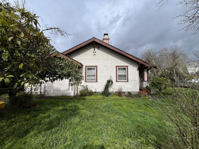Building Photo - Character-Filled 2-Bedroom Home with Vintage Charm & Bright Living Spaces