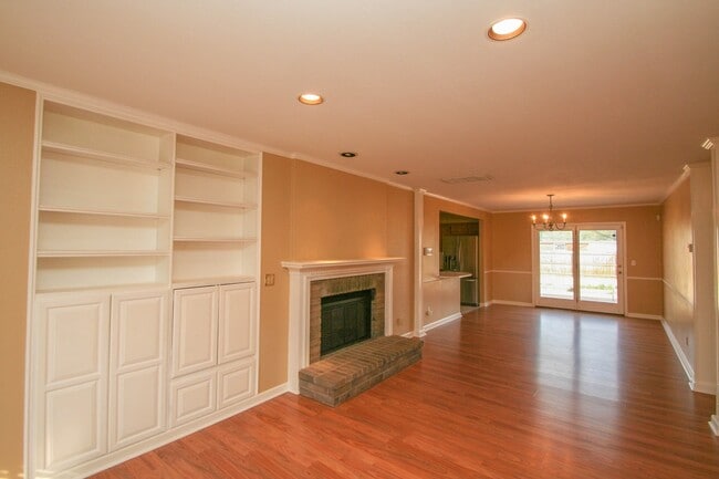 Building Photo - 2 Bed | 2 Bath in South Tulsa!