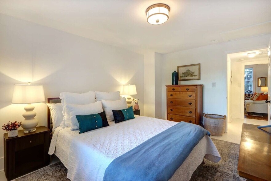 Building Photo - 306 E Victory Dr