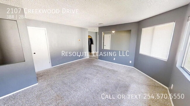 Building Photo - 2107 Creekwood Dr
