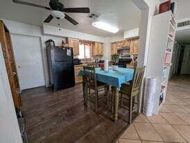 Building Photo - 715 W 18th St