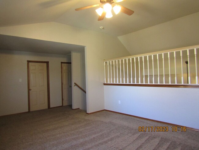 Building Photo - Crown Pointe Area!! PETS ARE NEGOTIABLE WI...