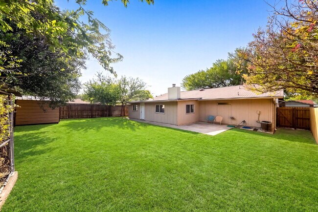 Building Photo - MINUTES FROM LACKLAND, MILES FROM BORING