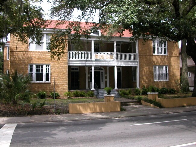 Building Photo - 402 E Victory Dr