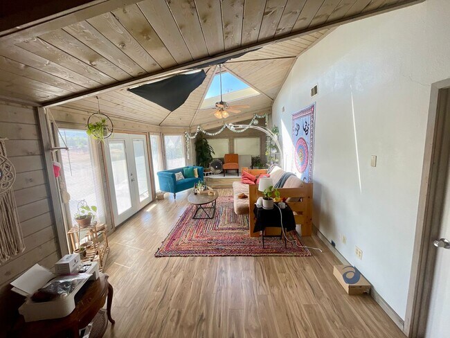 Building Photo - Expansive 5-bedroom, 2.5-bath home with incredible mountain views!